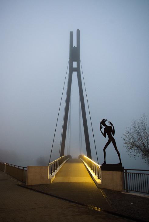 Foto: Metallskulptur UNDINE im Nebel
