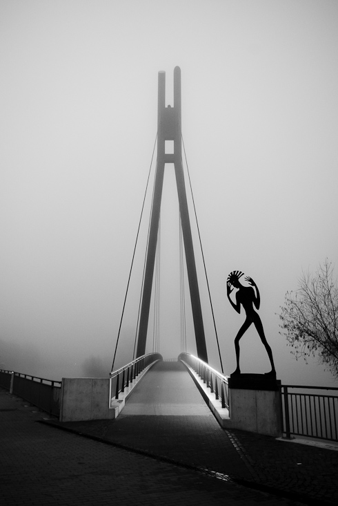 Foto: Metallskulptur UNDINE im Nebel