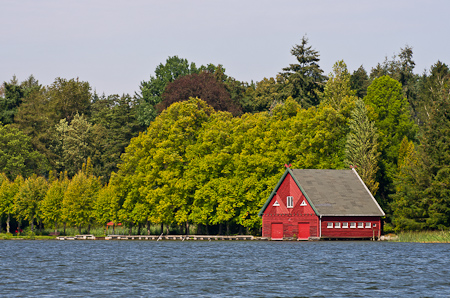 Foto: Das rote Bootshaus / The red boathouse